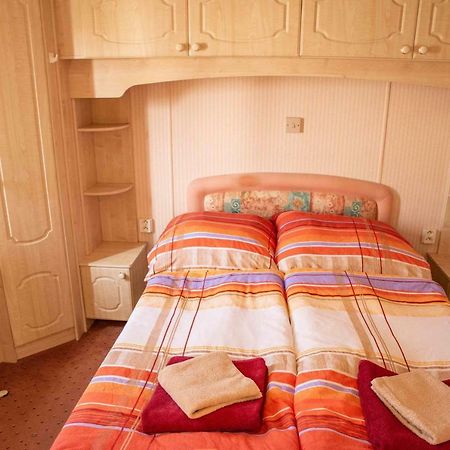 Отель Mobilheimy Camp Dlouha Mile Рожмитал-под-Тршемшинем Экстерьер фото