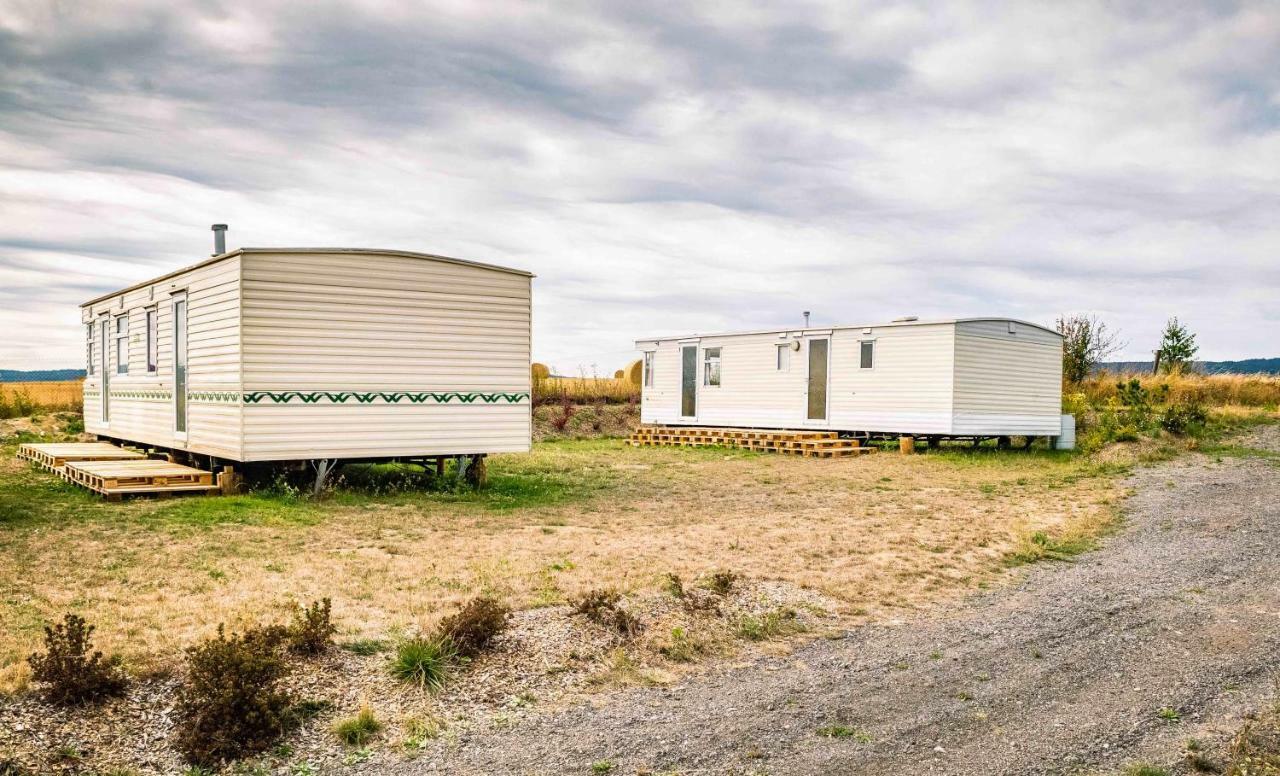 Отель Mobilheimy Camp Dlouha Mile Рожмитал-под-Тршемшинем Экстерьер фото