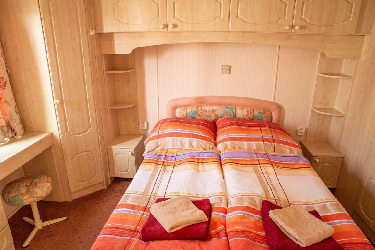 Отель Mobilheimy Camp Dlouha Mile Рожмитал-под-Тршемшинем Экстерьер фото